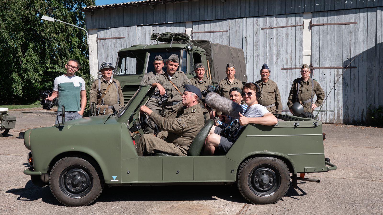 Zwischen den Takes — Das Team am Kübelwagen