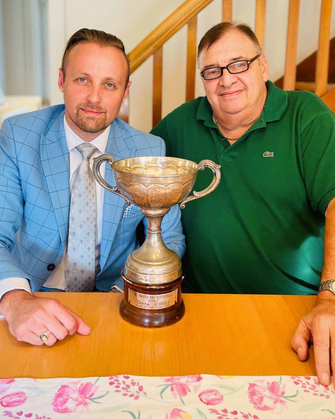 Axel Mitbauer und Antonio La Regina mit dem Pokal