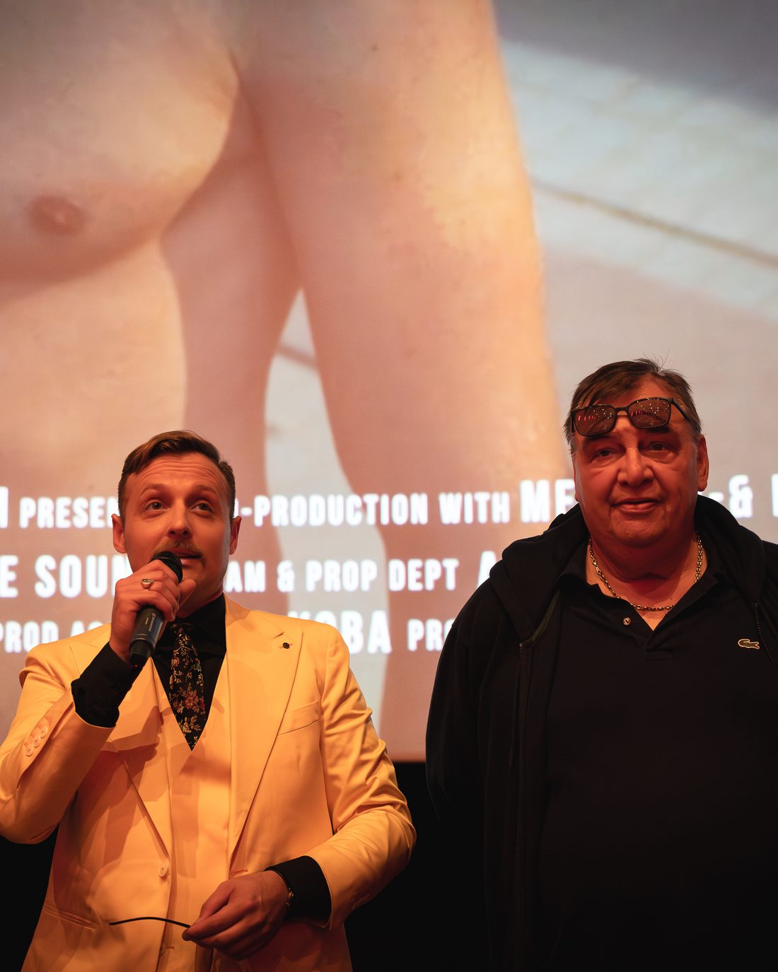 Beide auf der Bühne vor der Leinwand