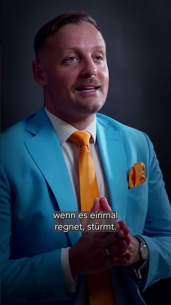 Antonio La Regina spricht in die Kamera