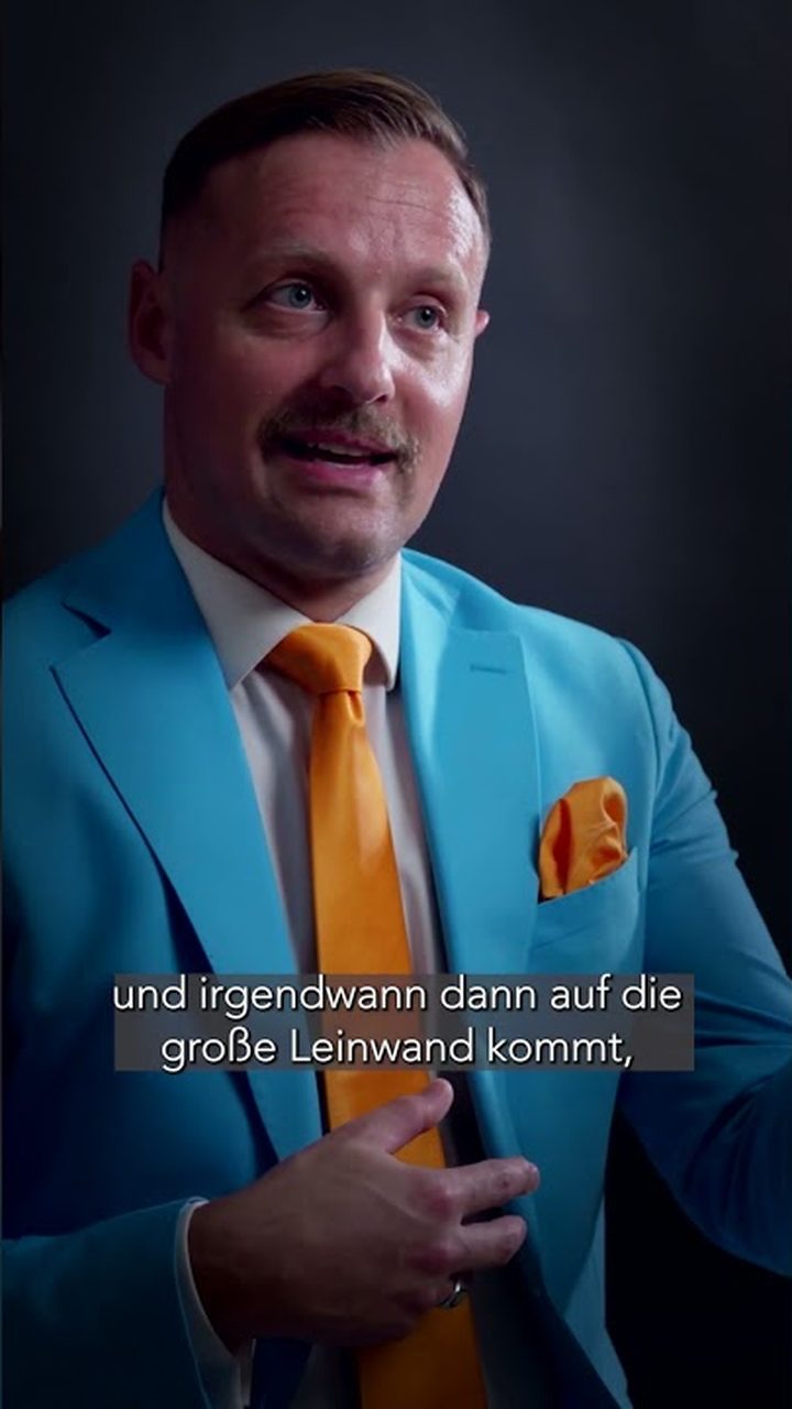 Antonio La Regina spricht in die Kamera